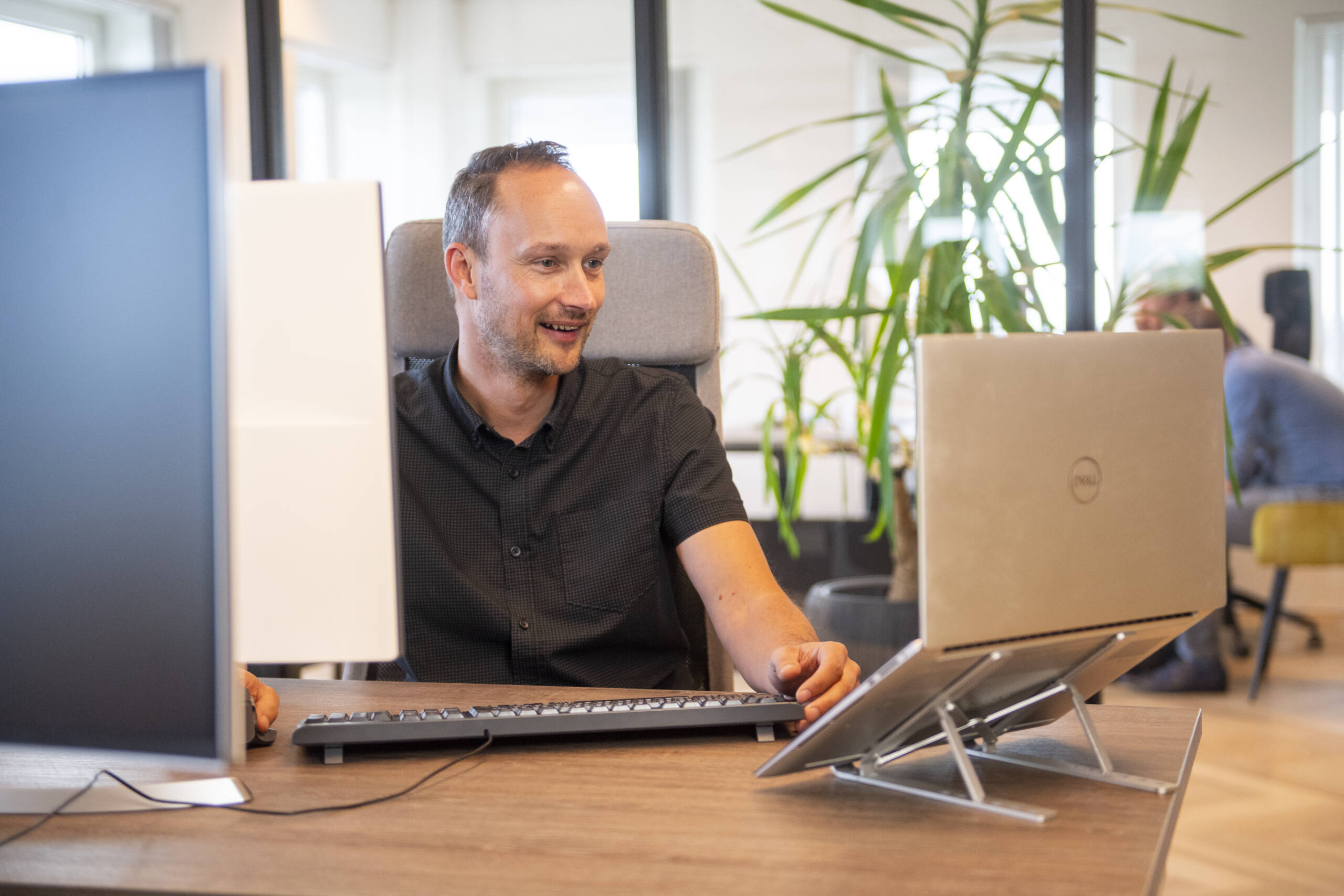 Een consultant van I-Experts aan het werk op kantoor