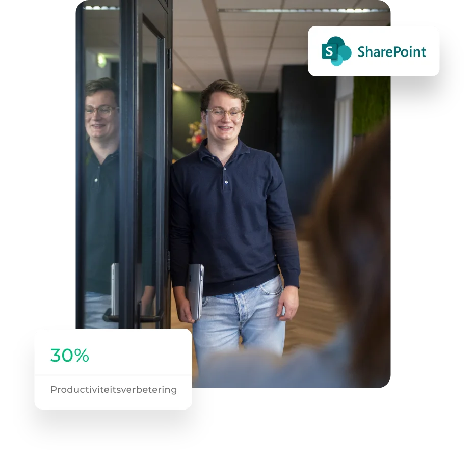 Microsoft SharePoint Specialist werkt op een computer
