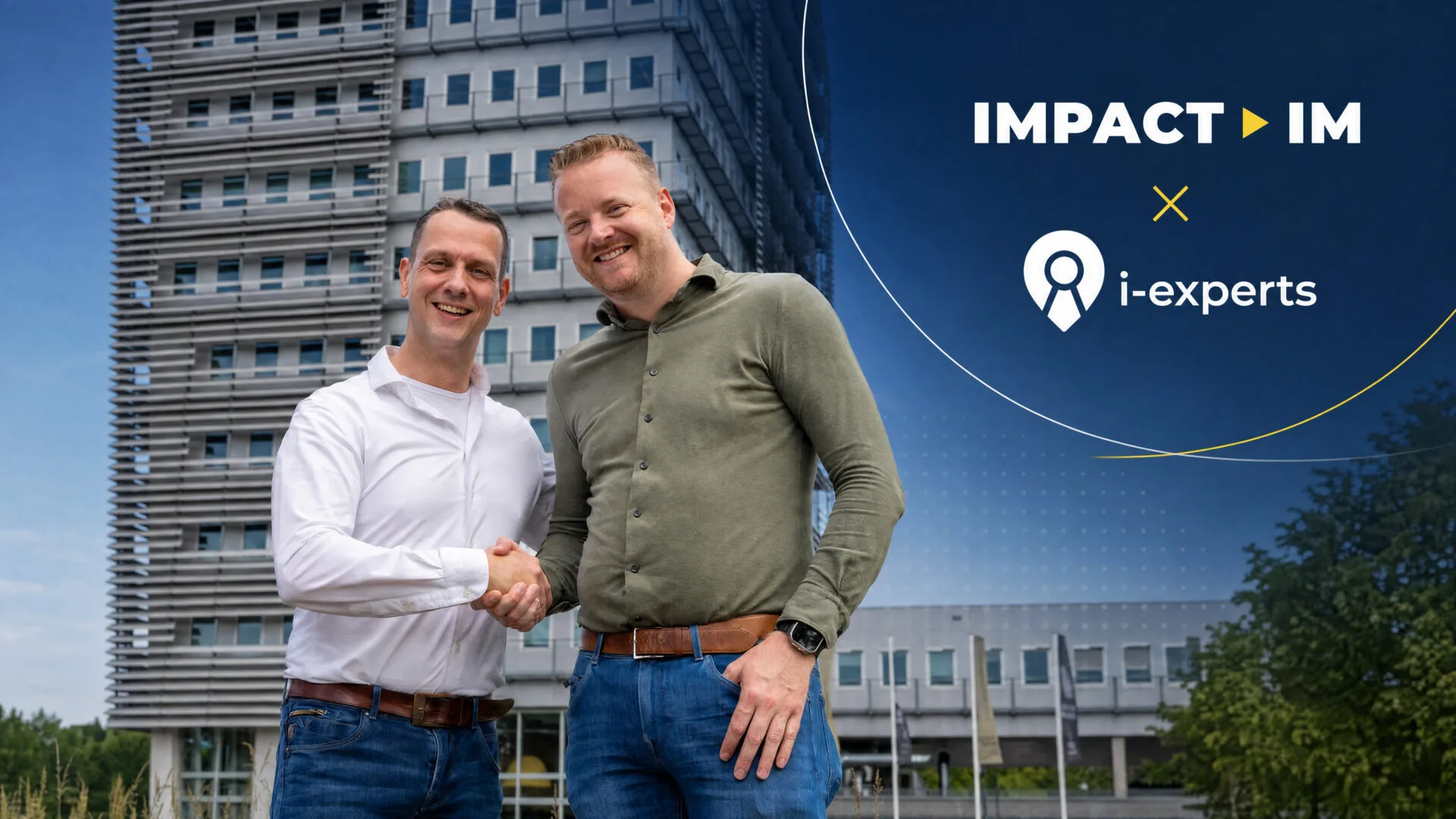 Meindert Jan Waardenburg (I-Experts) en Henri Hamer (Impact IM) schudden elkaar de hand, met rechtsboven de logo's van beide bedrijven.
